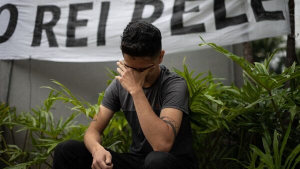 "Un nudo en la garganta" a las puertas del hospital donde murió 'O Rei'