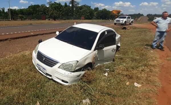 Choque entre camión y un auto deja daños materiales