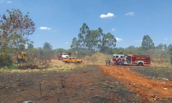 Bomberos intentan controlar criminal incendio de cubiertas