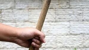 Le reventaron la cabeza con palo por G. 60.000 y murió
