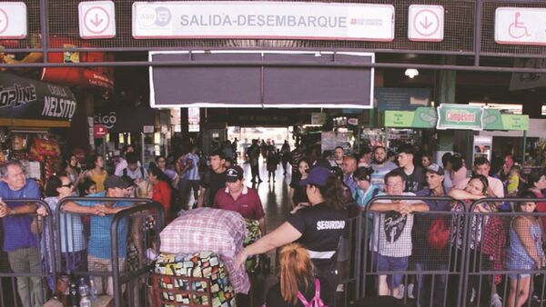Piden que embarazadas, niños y abues eviten viajar en hora pico