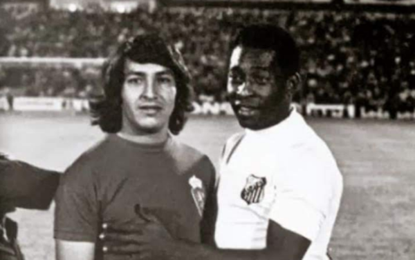 Diario HOY | Nino Arrúa rinde homenaje a Pelé