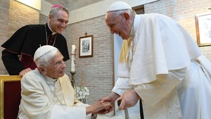 Francisco pide oraciones por la salud de Benedicto XVI - trece