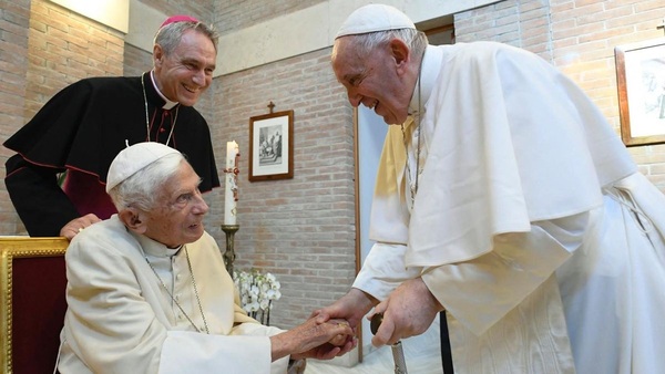 Francisco pide oraciones por la salud de Benedicto XVI - trece