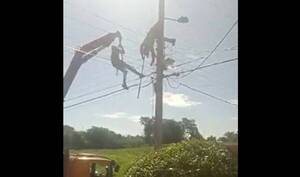¡Emocionante! Así salvó un electricista a su amigo que quedó colgado de un poste eléctrico
