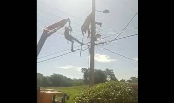 ¡Emocionante! Así salvó un electricista a su amigo que quedó colgado de un poste eléctrico