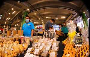 Diario HOY | Emprendedores ofrecen sus productos en última feria del año