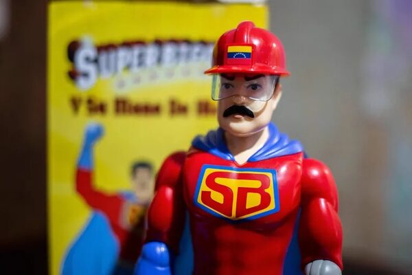 Maduro regaló juguete “superhéroe” basado en él - Mundo - ABC Color