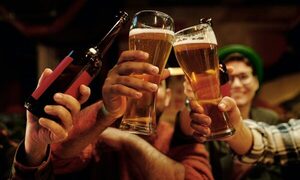 Una cerveza al día beneficia a tu microbioma intestinal, según estudio