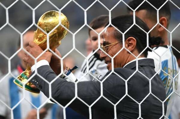 Tenía privilegios y se pasó de la raya: la FIFA “cocinó” al chef que levantó la Copa
