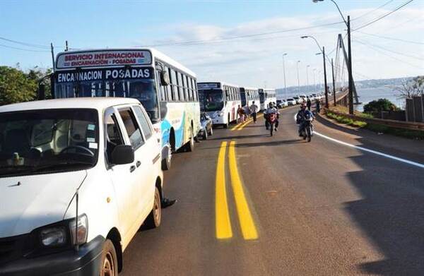 Habilitarán más casetas de control para agilizar paso fronterizo entre Encarnación y Posadas