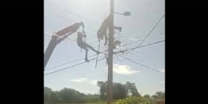 ¡EMOCIONANTE! ASÍ SALVÓ UN ELECTRICISTA A SU AMIGO QUE QUEDÓ COLGADO DE UN POSTE ELÉCTRICO - Itapúa Noticias