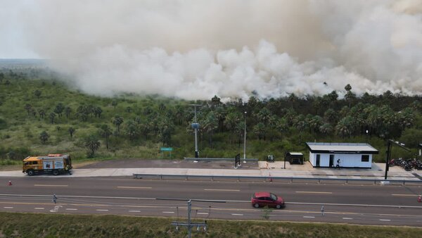 Incendio de pastizal de gran magnitud en la zona Luque-San Bernardino - Unicanal