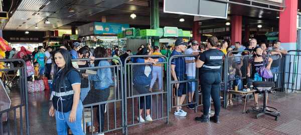 Diario HOY | Estación abarrotada de pasajeros, ya no quedan boletos a la venta