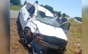 Reventón de cubierta ocasiona aparatoso vuelco
