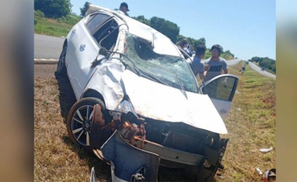 Reventón de cubierta ocasiona aparatoso vuelco