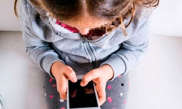 ¡Ñandejara! Una mujer se lleva a una nena solo para robarle el celular de su papá