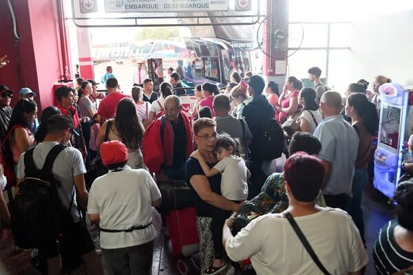 Pasajeros coparon ayer la estación de Buses de Asunción - Nacionales - ABC Color