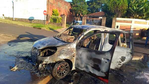 VEHÍCULO SE INCENDIÓ POR COMPLETO EN ENCARNACIÓN - Itapúa Noticias