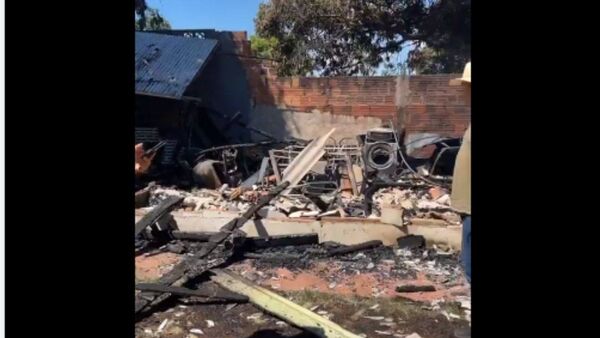Prendió vela para rezar a su santo y se incendió toda la casa