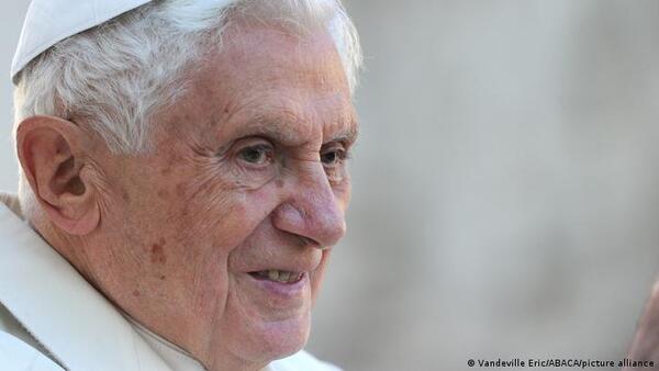 Personalidades y fieles mandan sus condolencias por Benedicto XVI