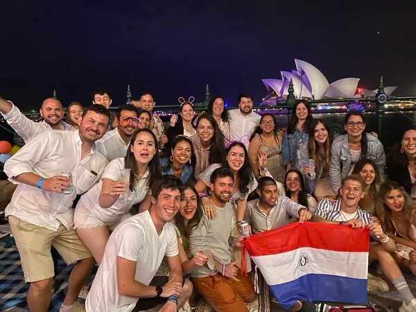 Paraguayos despidieron el año en un espectáculo de fama mundial en Australia - Gente - ABC Color