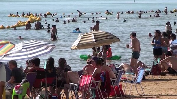 Miles de turistas ya despiden al 2022 en la playa San José.