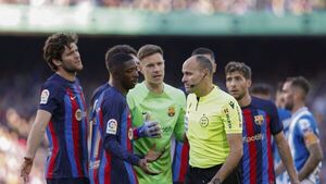Mateu Lahoz incendia un derbi que acaba en tablas