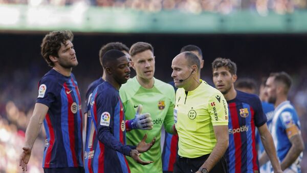 Mateu Lahoz incendia un derbi que acaba en tablas