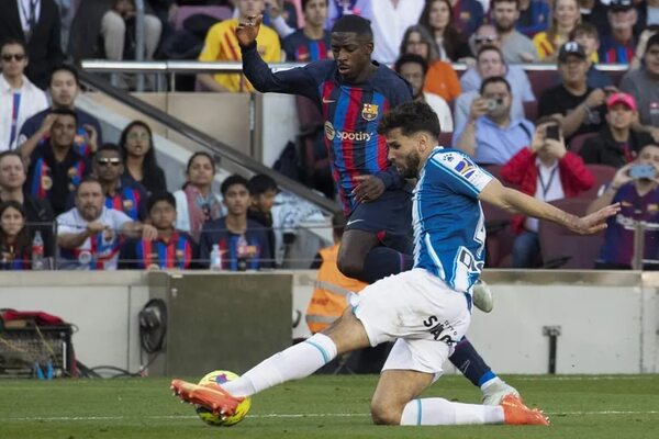 Mateu Lahoz incendia el Barcelona-Espanyol - Fútbol Internacional - ABC Color