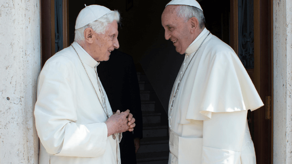 Francisco expresa su "gratitud" a Benedicto XVI tras su fallecimiento