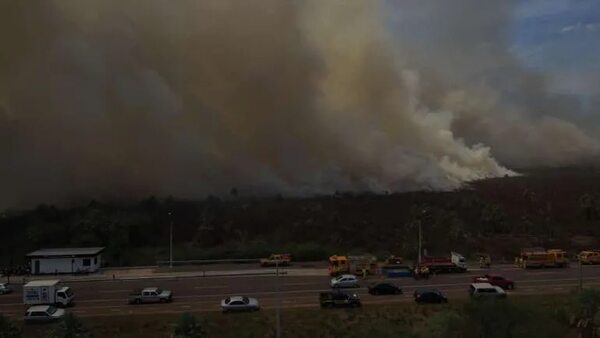 Fuego contra fuego: bomberos aplicaron nueva técnica para extinguir incendio en ruta Luque-San Bernardino - Nacionales - ABC Color