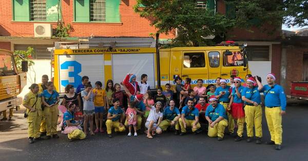 La Nación / Bomberos piden ayuda para juntar juguetes y regalar a niños por Reyes