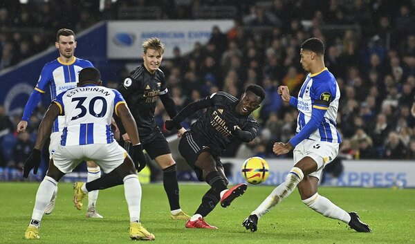 Con Julio Enciso en cancha, Brighton intentó pero no pudo frenar la marcha imparable del Arsenal