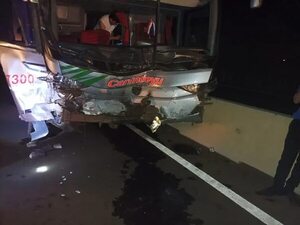 Ómnibus involucrado en un triple choque sobre Ruta Py 02 - Nacionales - ABC Color