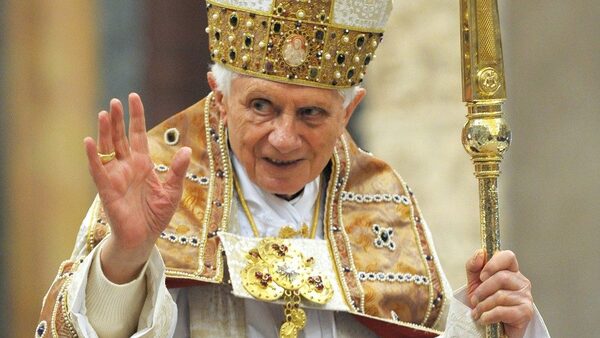 Diario HOY | Abdo dice que Benedicto XVI deja un “fructífero legado”