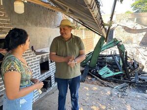 Juancho asiste a familias tras incendios en Capitán Bado