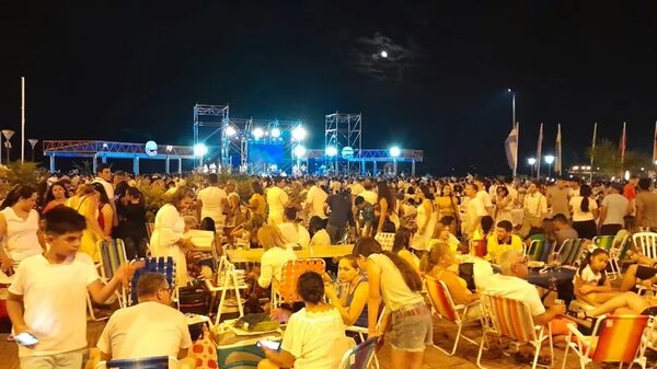 Así miles de ciudadanos recibieron el 2023 en la playa de Encarnación - Nacionales - ABC Color
