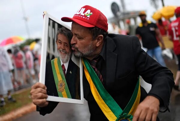 Miles de personas se empiezan a congregar para la investidura de Lula - Mundo - ABC Color