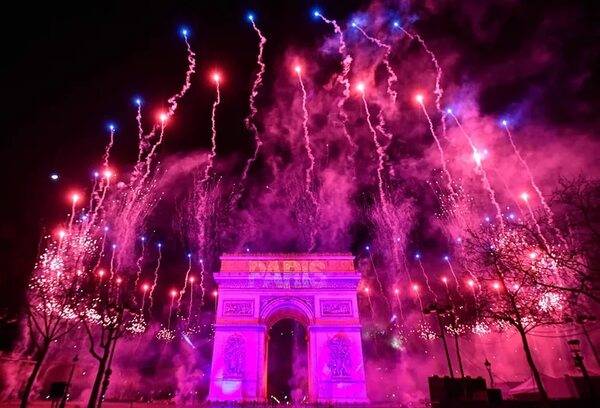 Más de un millón de personas recibieron 2023 en los Campos Elíseos - Mundo - ABC Color
