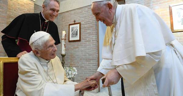La Nación / Francisco inaugura el 2023 con un homenaje al fallecido Benedicto XVI