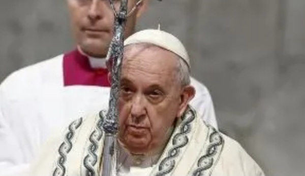 El papa Francisco fue el primero en velar el cuerpo de Benedicto XVI - Noticiero Paraguay
