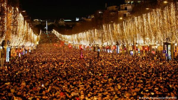 Más gente que nunca celebró Año Nuevo en los Campos Elíseos
