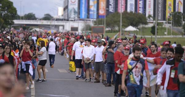 La Nación / En carro, bus o bici, izquierdistas viajan a Brasilia para investidura de Lula