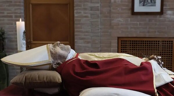 Así descansa el cuerpo de Benedicto XVI en el Vaticano - Radio Imperio