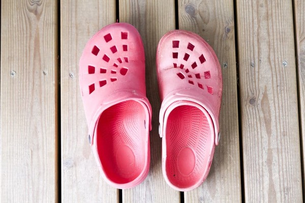 Sandalias de goma: ¿Por qué representa un peligro para los niños? - trece