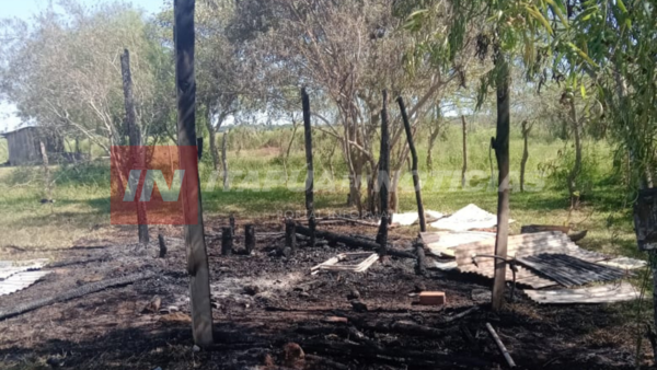 VIVIENDA SE INCENDIÓ EN SU TOTALIDAD EN SAN COSME Y SAN DAMIÁN - Itapúa Noticias