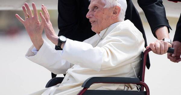 La Nación / Los católicos de Jerusalén lloran la muerte del papa Benedicto XVI