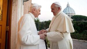 Francisco fue el primero en acudir a velar a Benedicto XVI tras su muerte