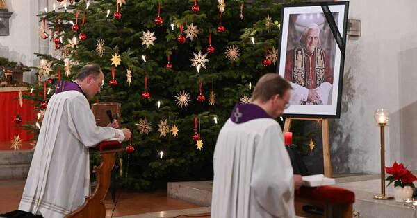 La Nación / El Vaticano difunde las primeras imágenes del cuerpo de Benedicto XVI